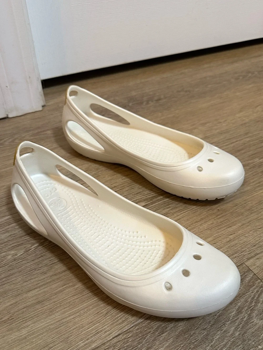 Crocs Women’s Size 8 White Ballet Flats Slip On Shoes